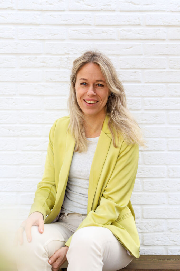 Spontaan moment tijdens personal branding fotoshoot van dienstverlenende ondernemer