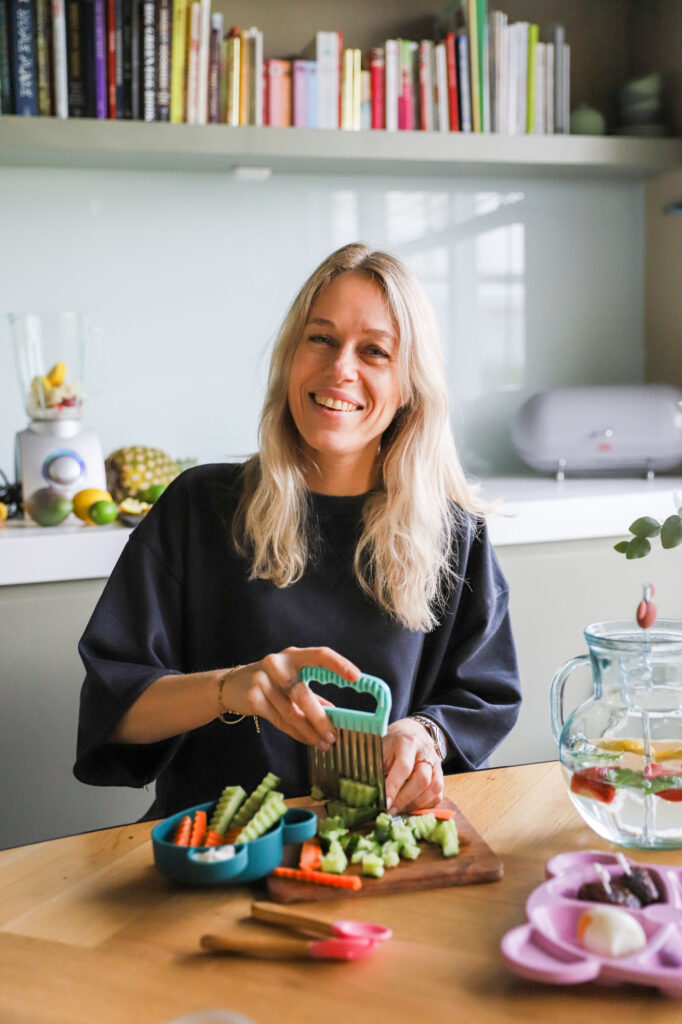 Spontaan moment tijdens personal branding fotoshoot van dienstverlenende ondernemer