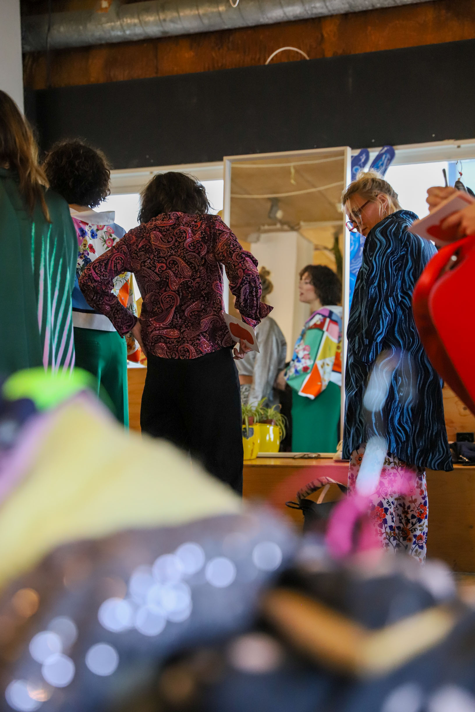 Ondernemer in stijlvolle kleding tijdens professionele fotoshoot